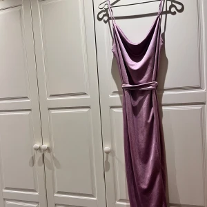 Balklänning  - Säljer nu en bal lika de klänning i rosa skimmer super söt Har aldrig kommit till användning för mig så är helt ny, har knytning i ryggen/midje band som går att knyta Storlek 36/S Pris kan diskuteras  Kommer från Zara