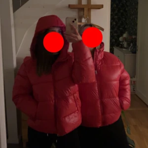 Röd vinterjacka - Säljer min röda vinterjacka från lager 157 då den inte används. Använd ca 2 gånger. Ganska stor i storleken 
