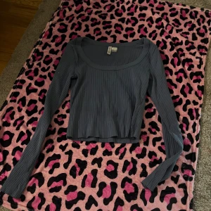 Topp - Söt mörkblå topp med urringning 