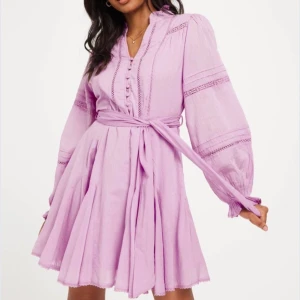 Rosa Neo Noir klänning - Helt ny och oanvänd rosa klänning från märket Neo Noir, med lapp kvar. Namnet är ”Birgitte S Voile dress” och nypris är 900 kr. Storlek 36 (modellen är 170 cm lång och har storlek 36). Har en dold dragkedja i sidan och skärpet går att ta bort🥰