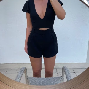 Crop top - Fin svart Crop top från nelly, normal i storleken och aldrig använd 🖤