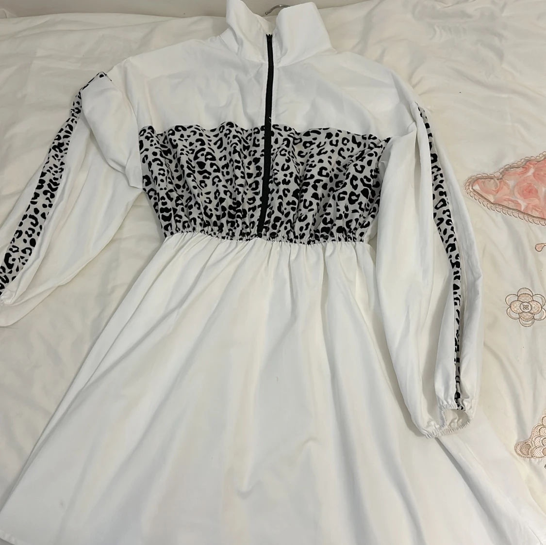 Vit klänning med leopardmönster