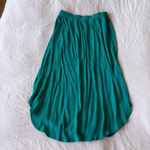 Turkos kjol - Mörk turkos kjol i knälängd från indiska. Storlek S (säljer pga för liten storlek) 