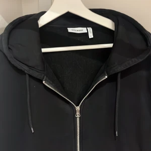 Svart jacka från Weekday - Weekday hoodie 