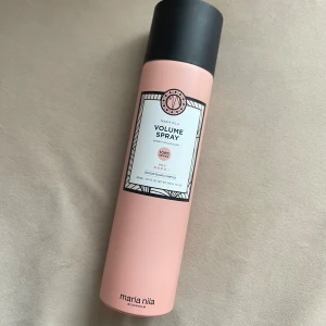Maria Nila volume spray 400ml - Säljer den här flaskan med volume spray från Maria Nila! Den är bara testad så helt full, luktar som en dröm men detta är ej nåt jag använder. Nypris ca 300 kr! 💕