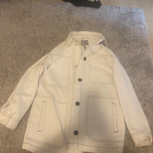 Kappa  - Säljer denna då den blivit för liten storlek 38  Snygg till hösten 