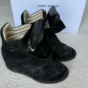 Sjukt snygga isabel marant beckett sneakers i storlek 37 men ormmönster!🌟 I väldigt bra skick och perfekta nu till hösten!🍂 Kvitto finns!💕 