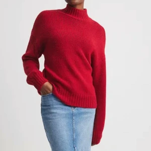 Stickad tröja NAKD - Så fin stickad tröja till höst och vinter!❤️ Aldrig använd med lapp kvar, köpt för 399