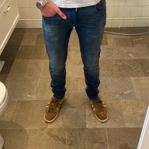 Replay Anbass Hyperflex W28 - Tja! Säljer dessa helt oanvända och riktigt feta Replay Anbass Jeans (taggarna sitter kvar)💯 Säljer då de var lite för små i midjan🙌 Skriv vid minsta fråga🫶 Storlek: W28 | L32 Passform: Slimfit Nypris: 1099kr