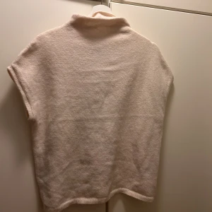 Topp Lindex  - Säljer denna stickade toppen från Lindex 