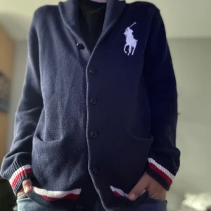 Ralph lauren Cardigan - Nu säljer jag denna riktigt snygga Ralph lauren typ cardiganen för ändast 399kr. Skicket på tröjan är 8,5/10 och finns inga tecken på användning. Skicka ett meddelande vid fler frågor!!!! Jackan ingår i priset!