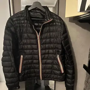 Säljer min Moncler daniel Perfekt jacka för att klara av hösten Size 2, motsvarar S/M Skick 9,5/10 inga flaws Köpt på Nk gbg, kvitto o alla tags finns