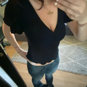 Söt topp - Fin topp som är lite liten på mig, det finns ett hål men inget som syns när man har på sig toppen❤️