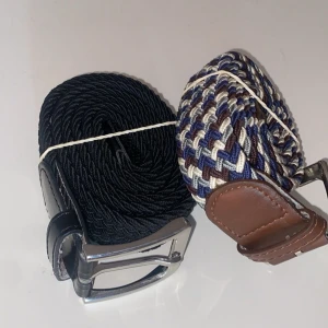 Flätat bälte - Jätte bra skick, aldrig använt. Ett svart bälte och ett bälte med olika färger. Det är 2 separata bälten. 1 för 220kr. Båda för 400kr Båda bälterna är jätte snygga och passar till alla jeans.  Skriv vid frågor