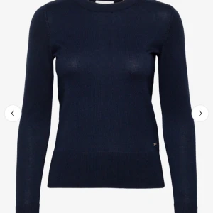 Marinblå tröja från Lindex! - Jätte fin marinblå tröja från Lindex i storlek Xs, har använt den två gånger och den ser ut som ny💗 bilderna är från Lindex egna hemsida! Fråga privat om egna!💕 Tröjan är köpt på Lindex men märket är Holly & white.