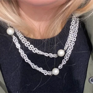 Halsband  - Kedje halsband med pärlor. Det är ett längre halsband men man kan dra de två gånger runt halsen, så som på bilden 🤍