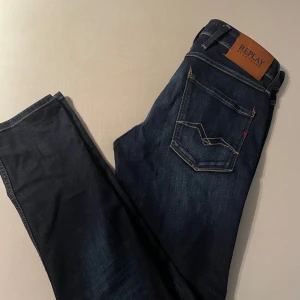 Replay anbass - Replay byxor i modellen anbass! Byxorna är i storlek W29 L30 och är i perfekt skick då de är använda 2-3 gånger. Det e bara att fråga om det är nått man undrar!!