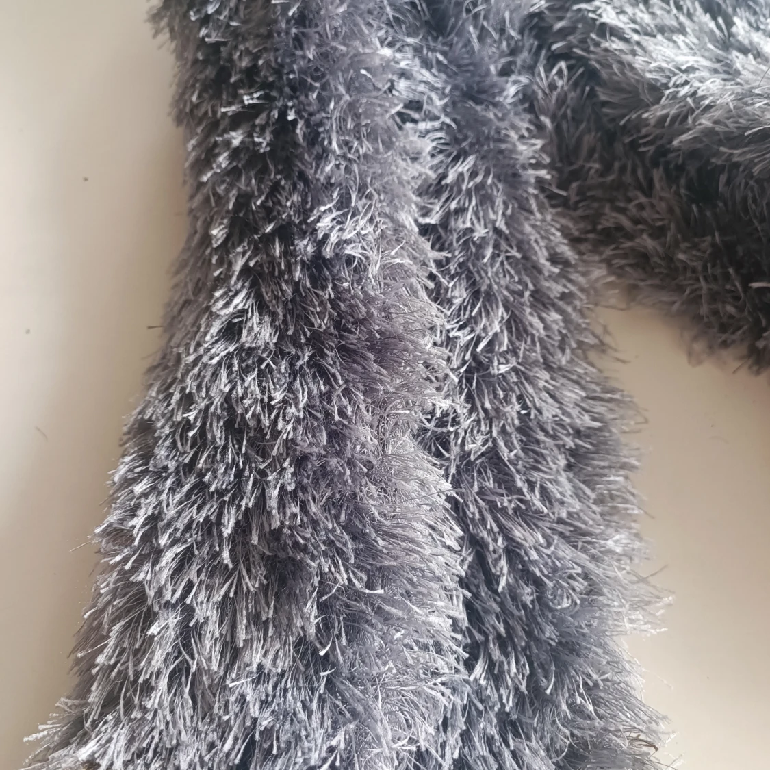 Fluffig grå halsduk - 37