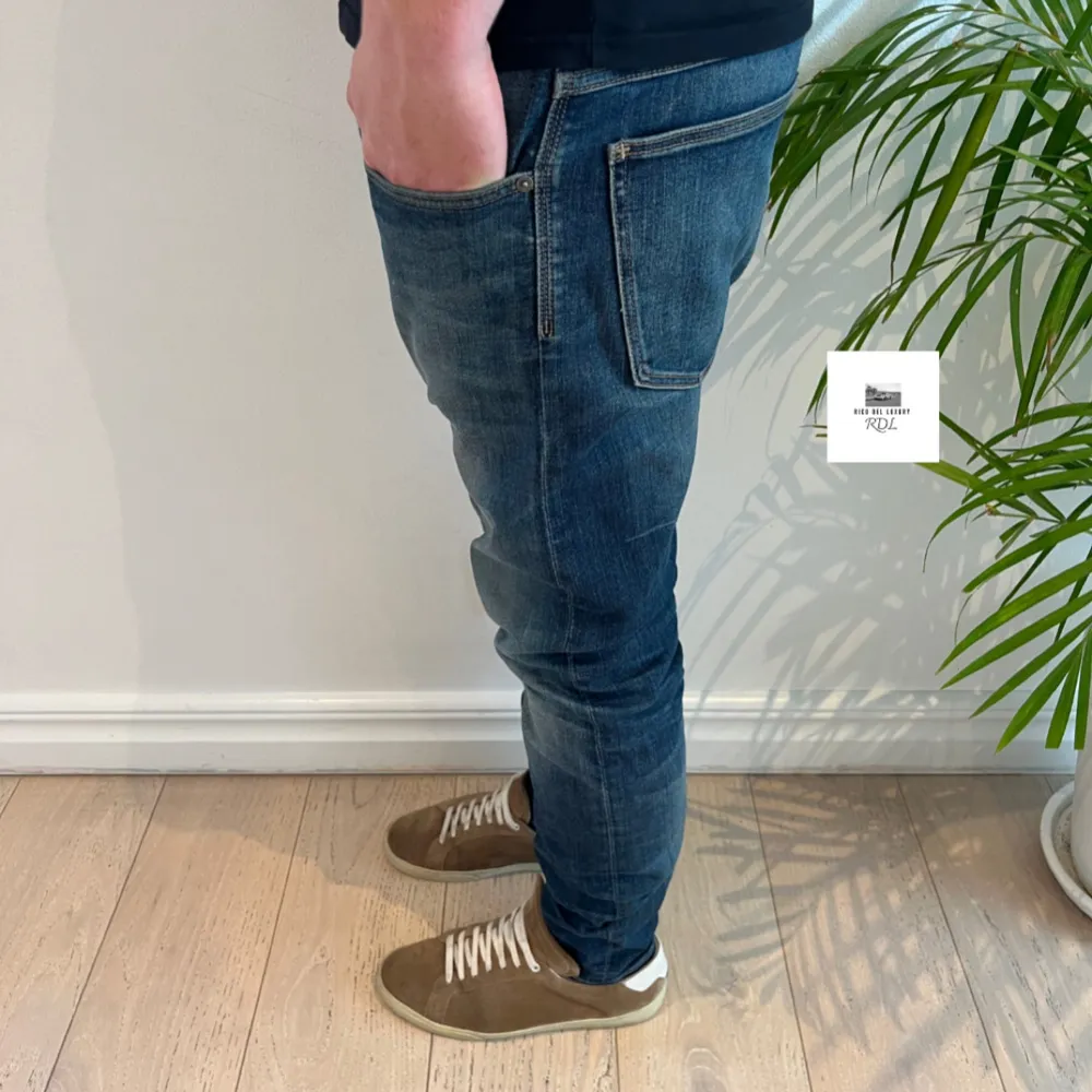 Neuw jeans | Skick - 9/10 | Size - 34/32 | Pris - 399kr | Modellen är ca 182cm lång | Fraktar via postnord eller instabox på köparens bekostnad | Hör av dig vid minsta fråga eller fundering // . Jeans & Byxor.