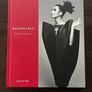 Shaping Fashion Balenciaga, överlag fint skick. Finns mindre skavanker i ytterhörn, se bilder.  Författare: Lesley Ellis Miller Undertitel: Shaping fashion Vikt: 1170 gram