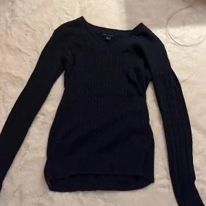 Tommy hilfiger - Säljer denna då jag inte gillar v ringat! Använd Max 3 gånger💗💗pris kan diskuteras!