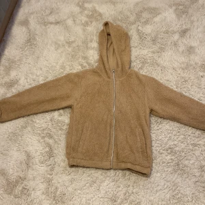 Teddy fleece🐻 - En ljus brun Teddy fleece från Kappahl. Den är ganska så använd och för liten för mig. Fortfarande väldigt mysig