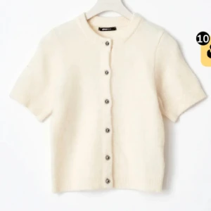 Gina kofta - Superfin vit kofta från Gina. I princip helt ny, använd 2 gånger. Storlek S 💘 Köpt för 399kr