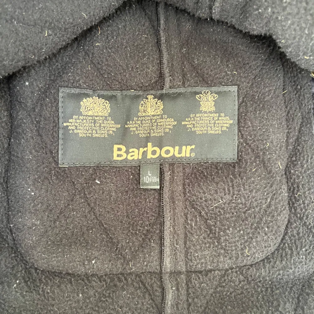 Skitsnygg Barbour jacka som är perfekt nu inför hösten! Egentligen i storlek L barn, men passar mig som oftast har Xs/S💖. Jackor.