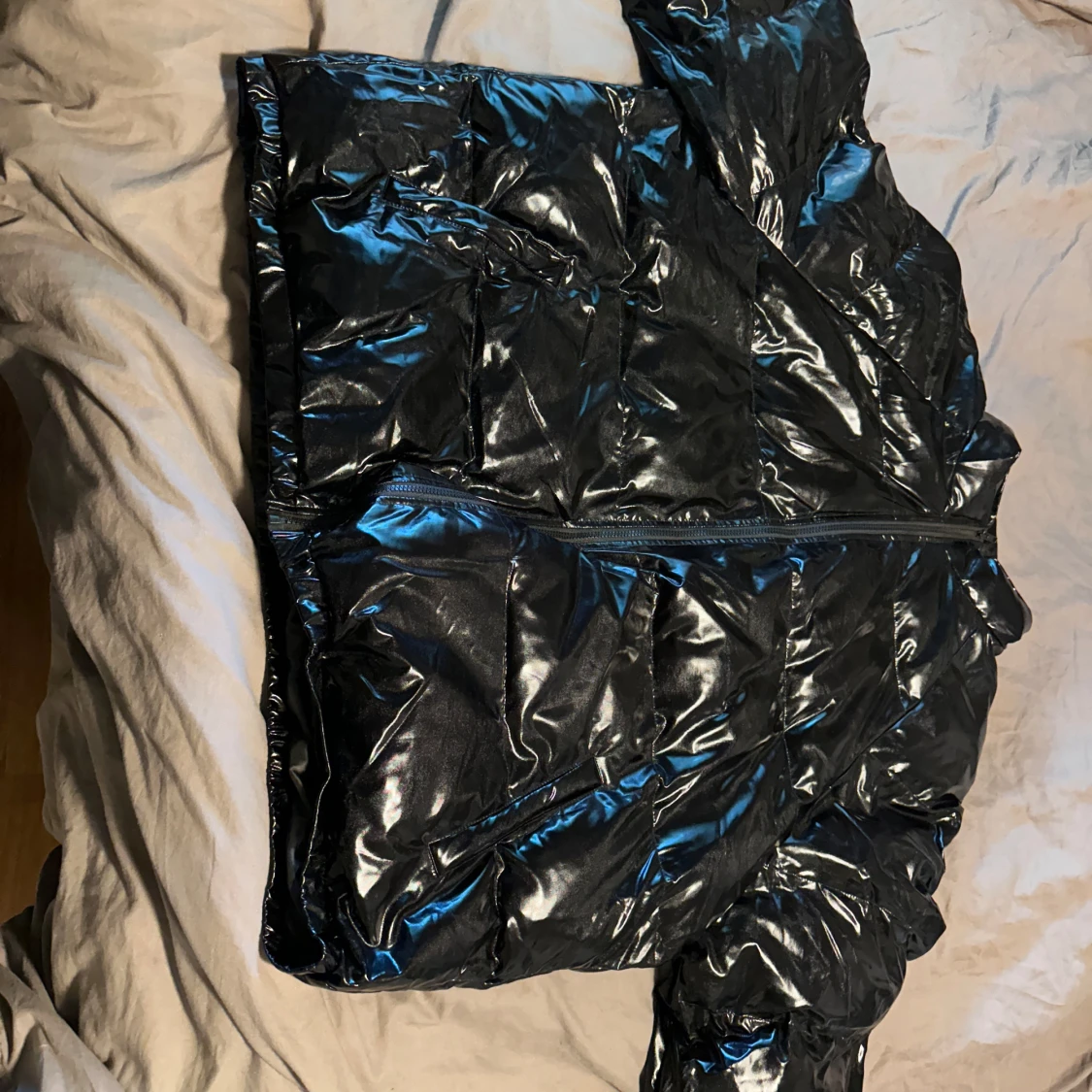 Svart glansig pufferjacka - 90