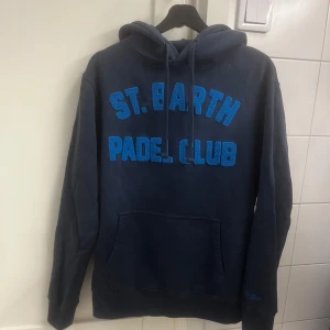 Saint barth hoodie - Säljer nu denna riktigt feta Hoodien från st barth. Den är i storlek S och den är faktiskt helt oanvänd endast testad. Ny pris ca 2000 , vårt pris 1449. Hör av er angående frågor eller vid funderingar. Priset går att diskuteras 🤩