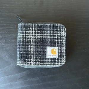 Carharrt Wip zip around plånbok  - Hej  Säljer denna fina plånboken från Carharrt WIP Har 3 platser för kort, cash ficka och mynt ficka Materialet är en flannel mönster i manchester Nyskick och aldrig använt den Vid frågor eller intresse skriv!