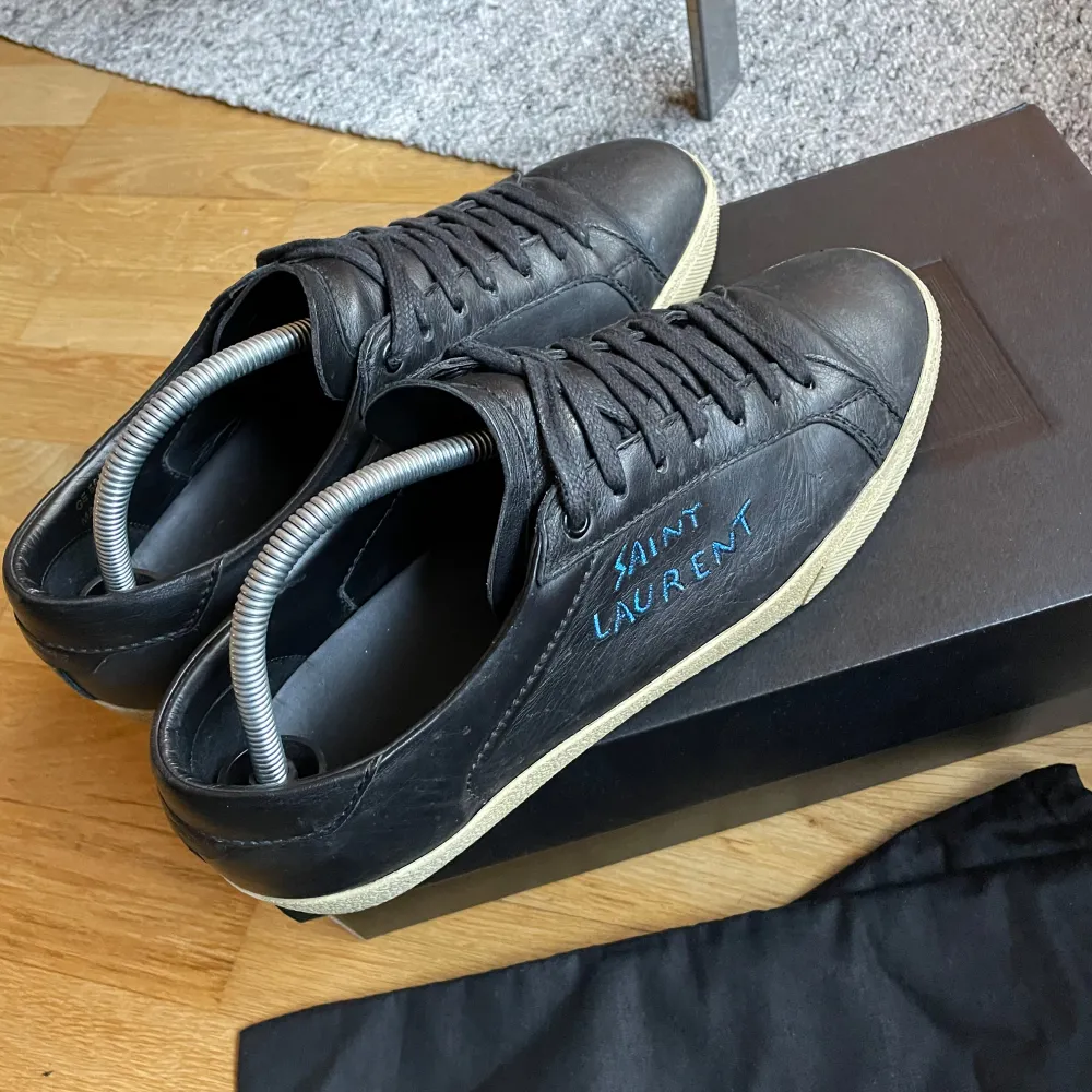 Saint Laurent court skor Medföljer original box och dampåsar . Skor.