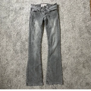 Lågmidjade jeans - Super snygga låga bootcut jeans  Midjemått: 37 cm Innerben: 83 cm 