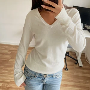 TOMMY HILFIGER tröja - Vit finstickad tröja från Tommy Hilfiger som knappt är använd😊vet inte riktigt storleken men skulle säga att den passar XS-M❤️ nypris ligger 1800kr