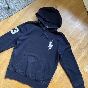 Ralph Lauren hoodie  - Ralph lauren hoodie med stor logotyp på bröstet passformen är vanlig i storleken  Säljs inte längre