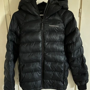 Peak performance jacka  - Svart Peak performance vinterjacka  Litet hål vid ena fickan (se 2 sista bilderna), syns inte jätte mycket och går säkert att laga😊 Nypris 3199 