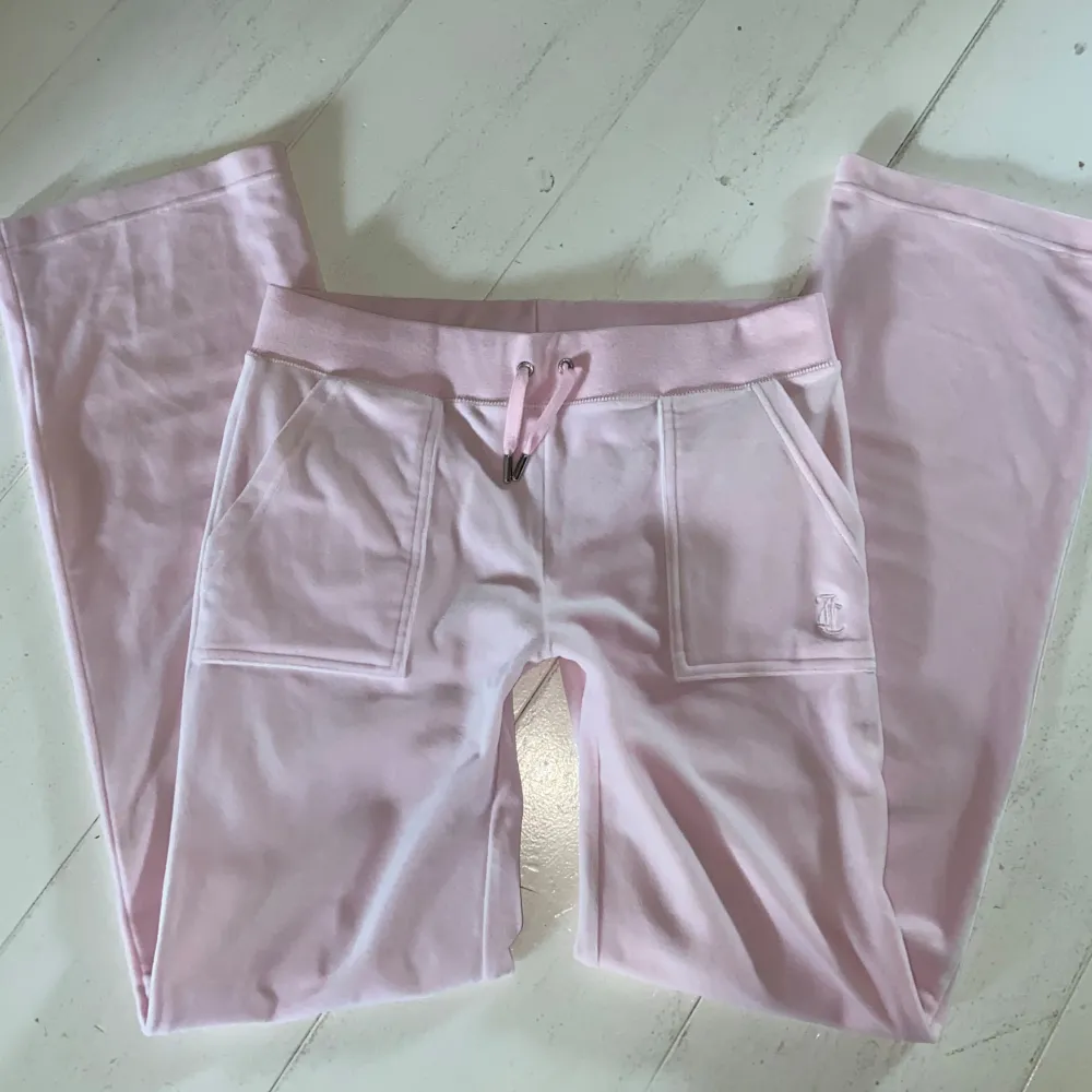 Helt nya juicy couture byxor! Säljer pga att jag köpte de på en loppis (de har lappen kvar) men de va tyvärr för stora! Kan skicka fler bilder💋💖. Jeans & Byxor.