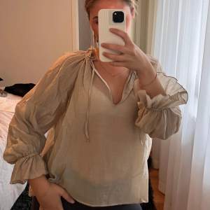 Beige blus som är ganska genomskinlig från zara 