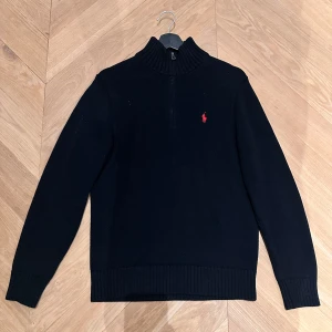 Ralph Lauren halv zip - Säljer denna stickade Ralph Lauren halv zip tröja. Tröjan är i nyskick. Storlek S. Kvitto finns. Pris kan diskuteras