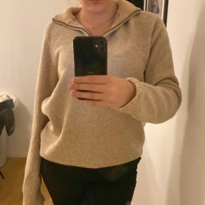 Beige stickad  - Dyr stickad tröja, använd va 5 gånger 