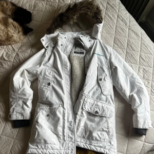 Didriksson Jacka - Jätte fin jacka från Didriksson. Den är knappt använd men har en fläck som går bort i tvätten. Den är storlek 140 men passar även 152/164.