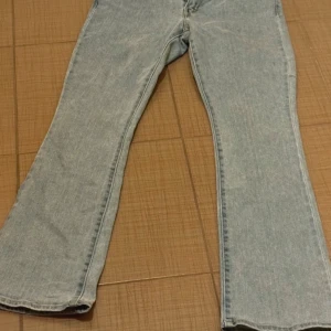 Snygga lågmidjade Levis jeans  - Säljer min jätte snygga lågmidjade bootcut jeans som tyvärr inte passar på mig 🥰🥰