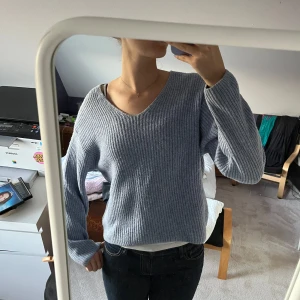 ljusblå stickad <3 - Så fin stickad tröja ifrån hm 🫶🏻 perfekt nu till hösten! Lite v ringad, från hm💕 använd en del men fortfarande i fint skick! använd gärna köp nu🥰