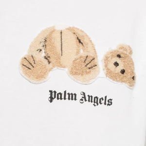 Palm angels - Säljer en palm angels tröja som funkar både för killar och tjejer!! Jätte fin o bekväm, helt nytt skicka, kom privat för flera bilder💕💕 (t-shirt) pris kan 100% diskuteras 