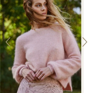 Mirakels moghair sweater - Säljer dena super fina rosa stickade tröja från ella&il i storlek s. Super mysig och perfekt nu till hösten. Aldrig använd (lappen finns kvar ). Jag köpte den för 2700 så nya priset är super värt!!!