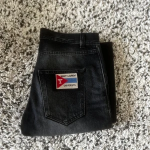 Saint Laurent jeans  - Tjena säljer nu ett par saint Laurent jeans i storlek 28 - saint Laurent storlek.Jeansen är oanvända, endast provade 🤩. Jeansen är i en slim passfor och är väldigt svåra att få tag på. Nypris : 7000 , vårt pris 1899. Priset går att diskuteras 🤩