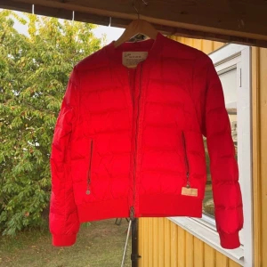 Jacka - Röd jacka från Odd Molly. Bra skick. Ganska tunt material, vårjacka men skulle funka bra i kallare med en tjocktröja.  Skicka meddelande för flera bilder och mått 💗