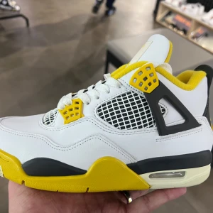 Jordan 4 - Helt nya Jordan 4  Stolen 38,5  Köpta på Mall of Scandinavia ! Kvitto finns  Fel färg av min son 