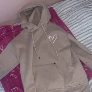 Tjock tröja  - Jätte fin tjocktröja ifrån Shein💞 Används tyvärr inte längre💕 Den är bra skick men har användas några gånger😊 kontakta vid frågor💞