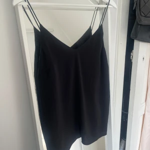 Svart satin topp - Super fin svart satin topp i strl 38 men funkar till en 36 också Skriv för fler bilder 